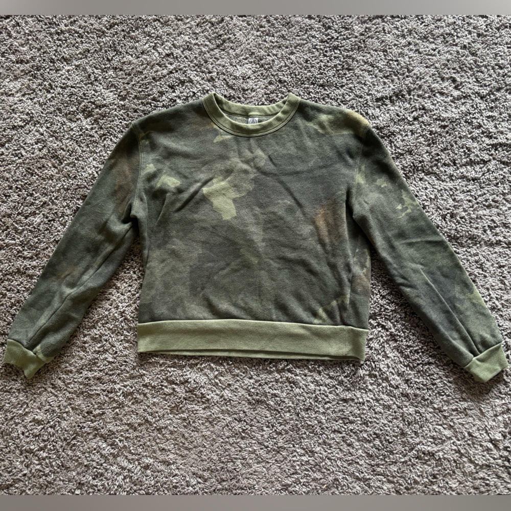 Women’s Medium cropped camo crewneck